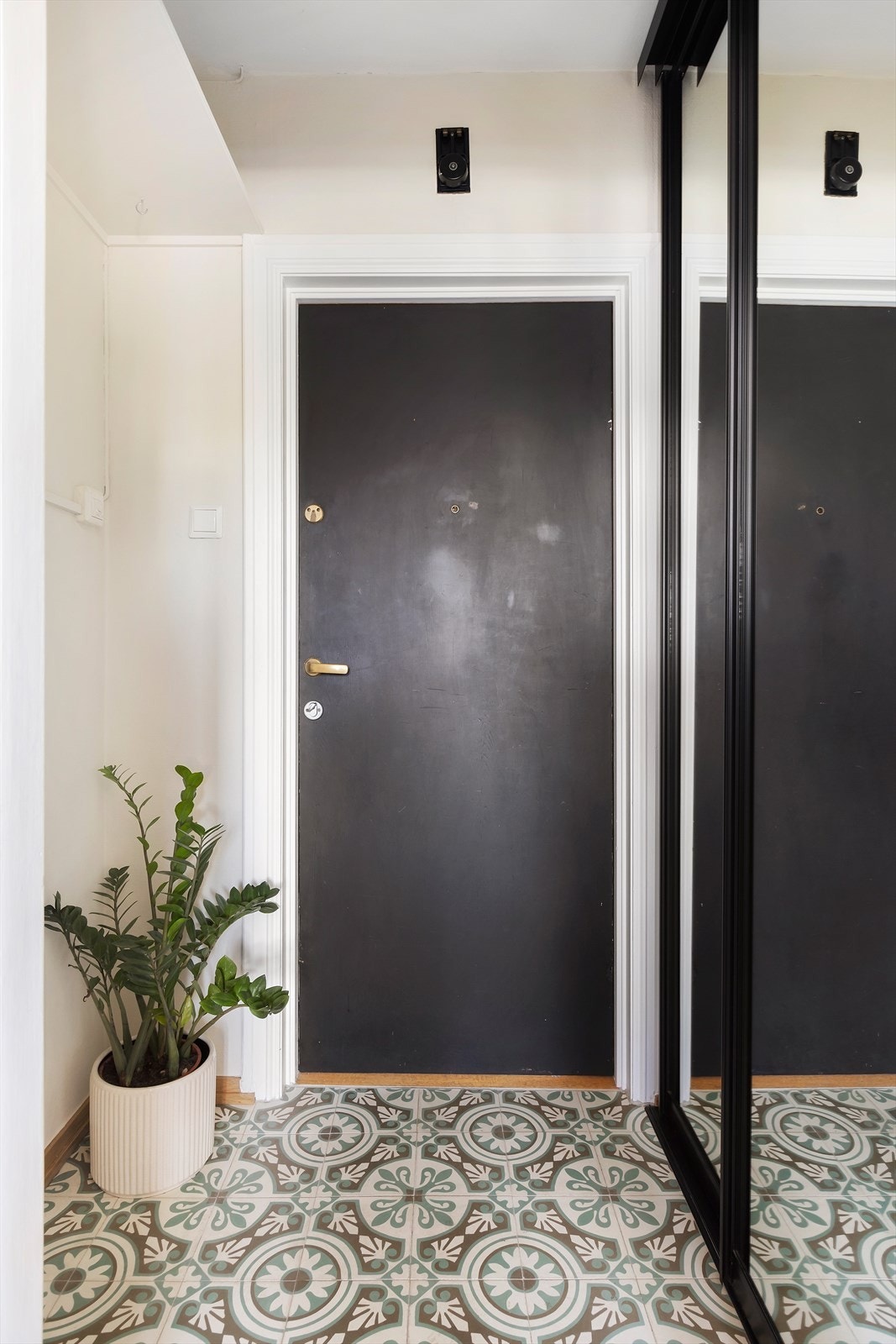 Velkommen inn! Her blir du møtt av en lys og innbydende entré. Galleribilde