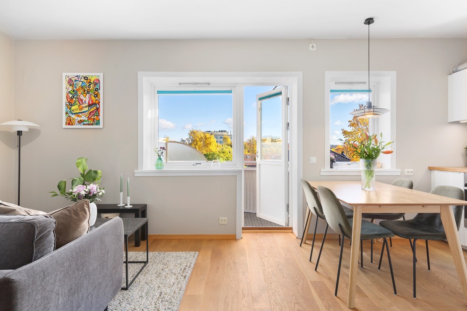 Leiligheten har flere gode kvaliteter som store vindusflater med dype karmer og god takhøyde. Galleribilde