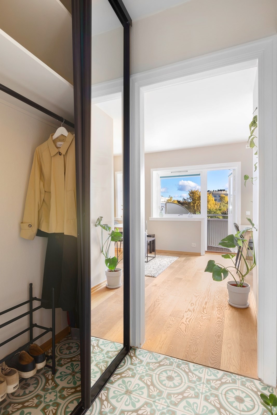 Skyvedørsgarderobe med god plass til yttertøy og sko. Galleribilde