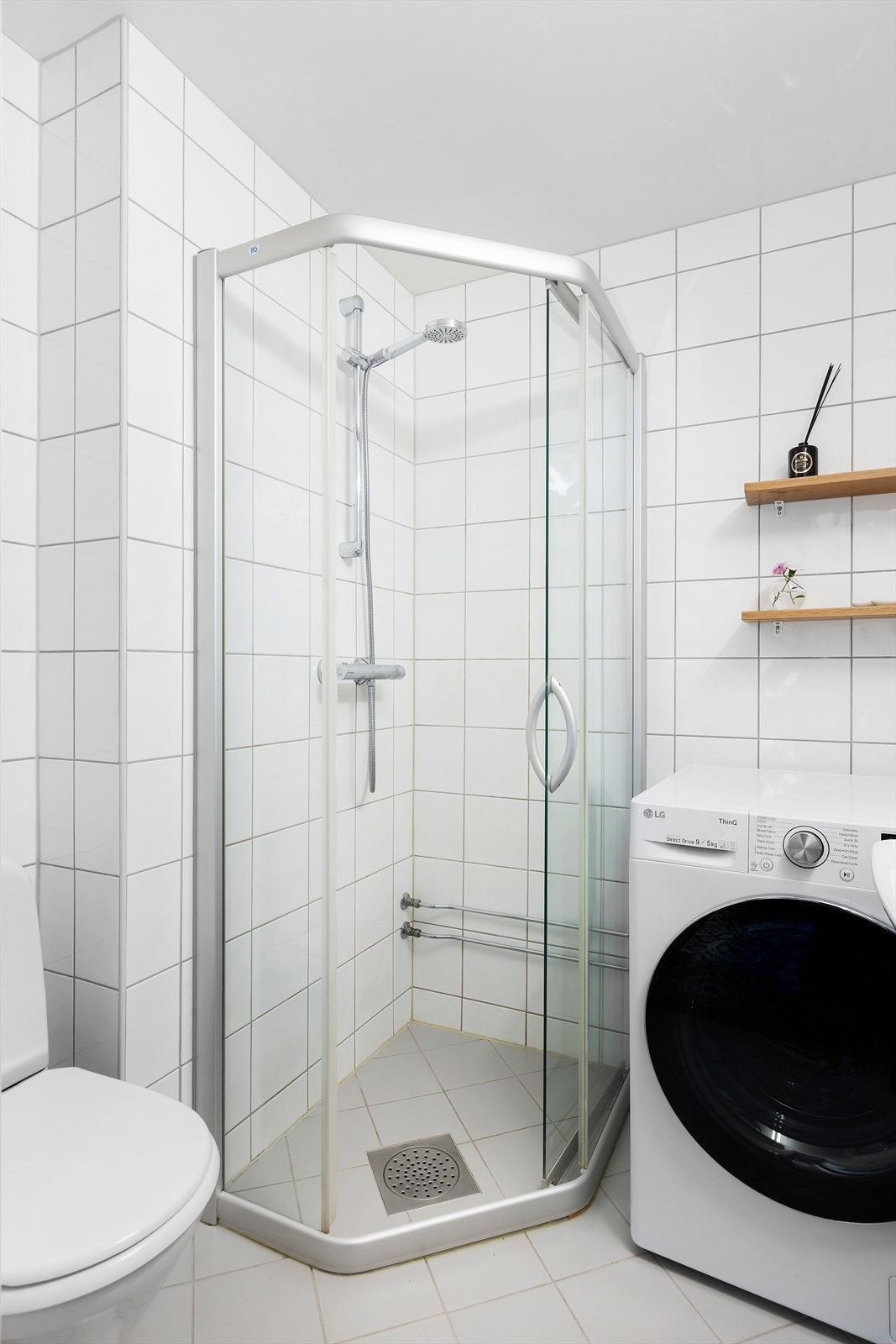 Innredningen består av benkeskap med glatte fronter og speil og belysning over servant. Videre er badet utstyrt med dusj med innfellbare dører i herdet glass, servant i helstøpt plate, toalett og opplegg for vaskemaskin. Galleribilde