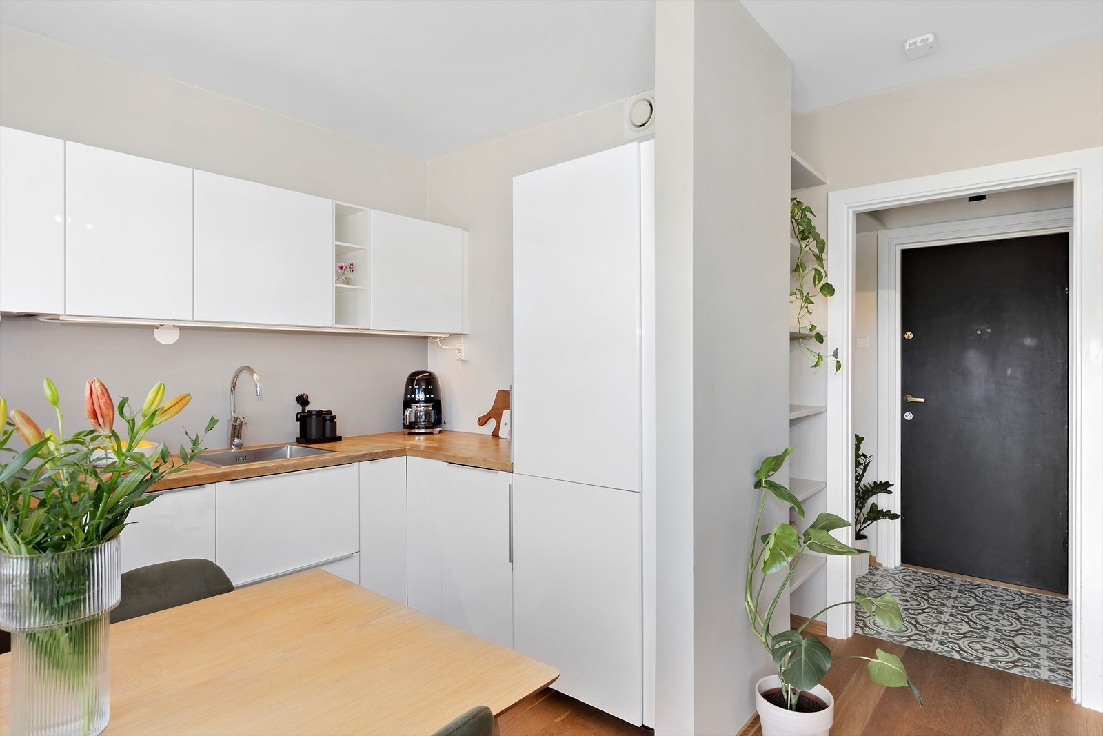 Kjøkkenet er utstyrt med integrerte hvitevarer som induksjonstopp, stekeovn, oppvaskmaskin og kjøl/frys, samt ventilator over kokesonen. Galleribilde