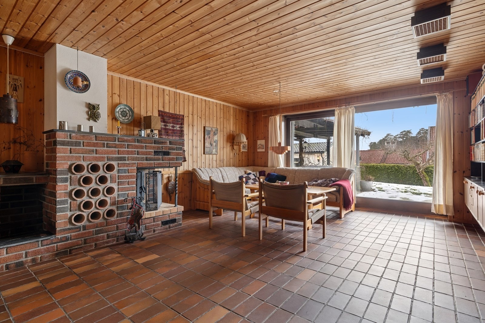 Stor kjellerstue med peis. Skyvedører med direkte utgang til hagen Galleribilde