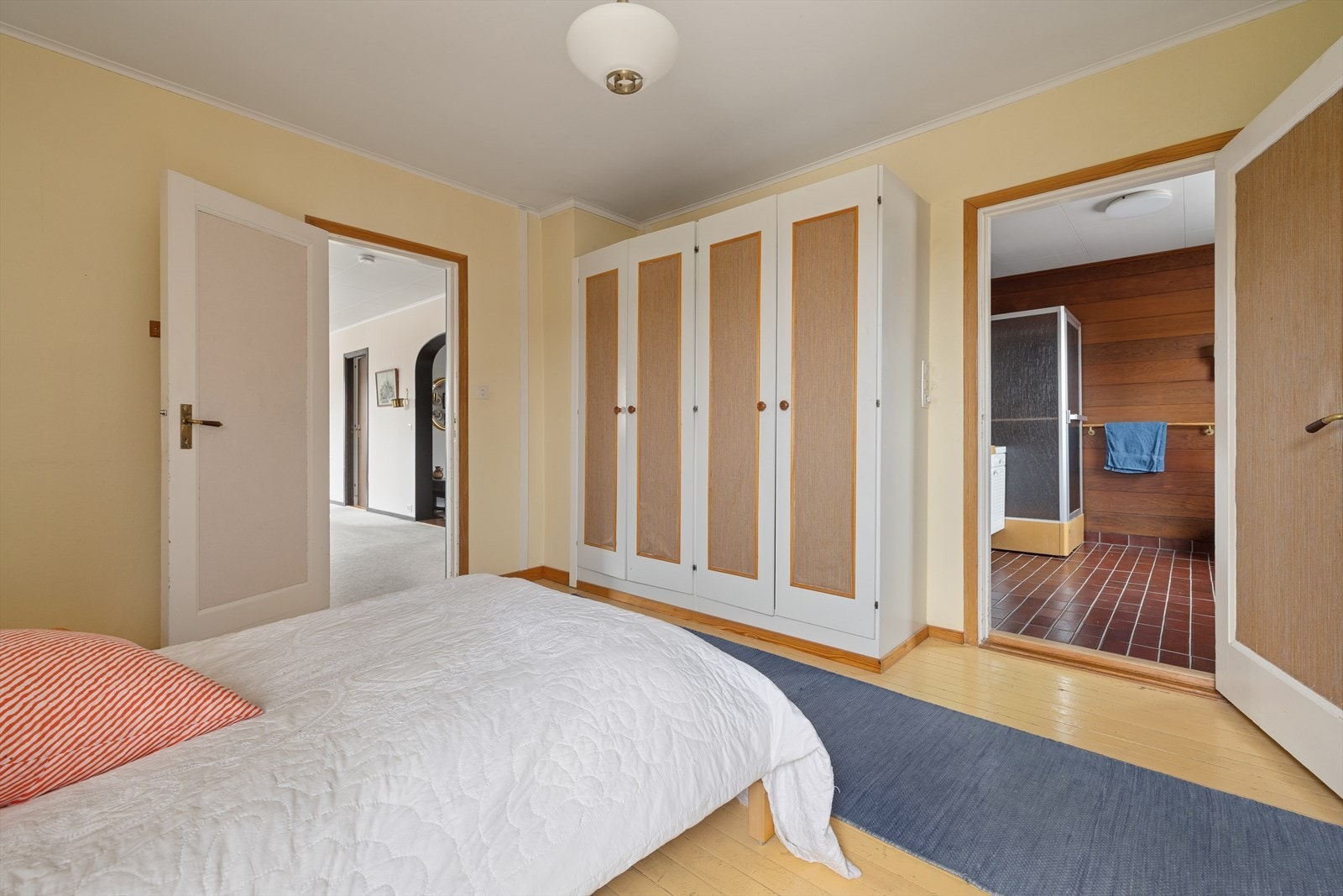 Hovedsoverommet er romslig. Det er garderobeløsning og direkte tilgang til badet Galleribilde