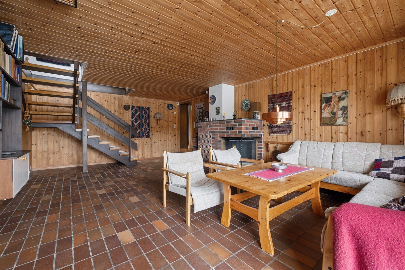 Kjellerstuen gir rom for spennende bruksmuligheter. Denne delen er i tilbygget fra 1979 Galleribilde