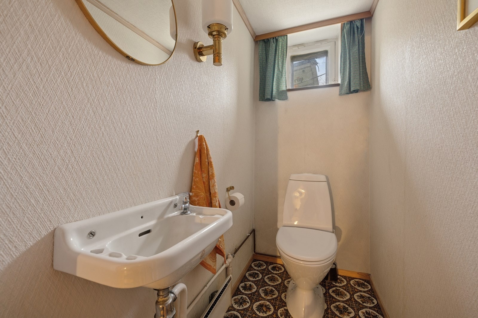 Praktisk med eget toalettrom i kjelleren Galleribilde