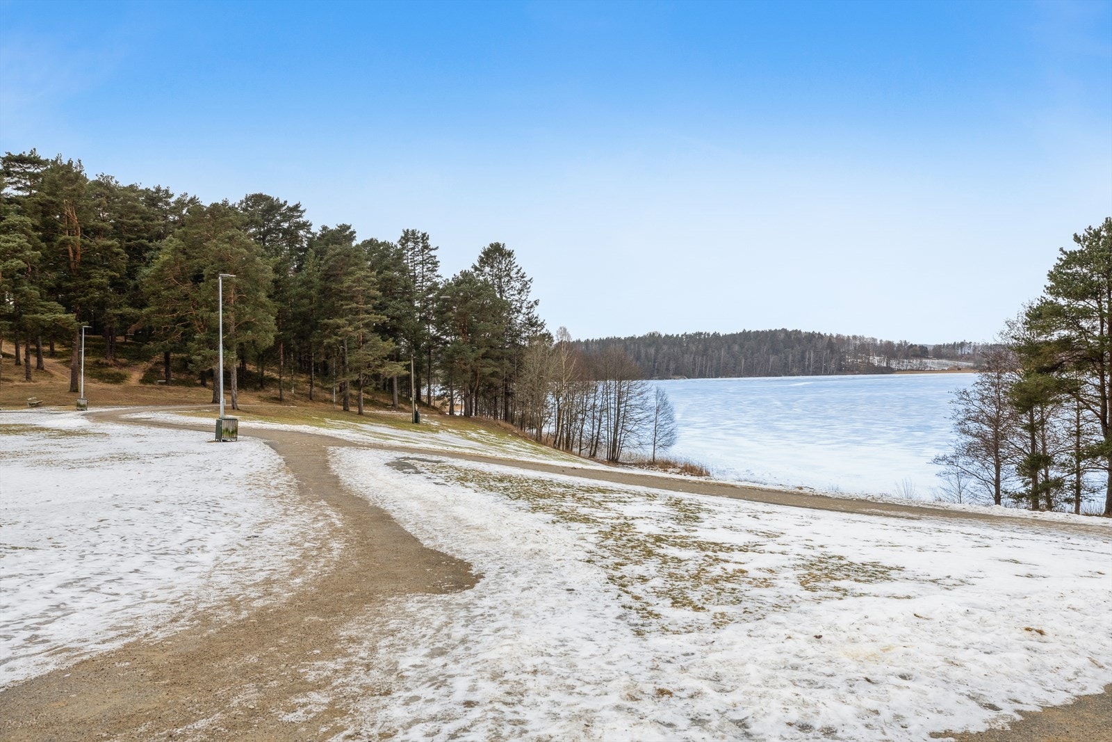 Det er gangavstand til Tunevannet med bade, fiske og turmuligheter Galleribilde
