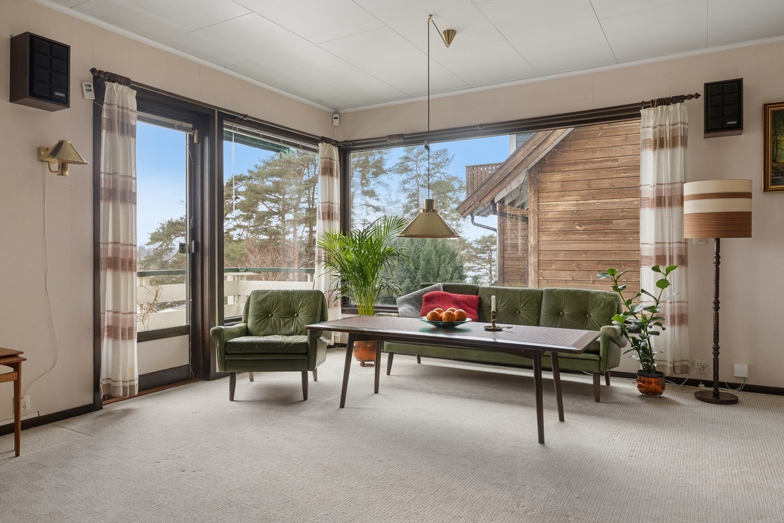 De store vindusflatene sørger for godt med naturlig sollys, samtidig som man kan skimte Tunevannet i vest Galleribilde