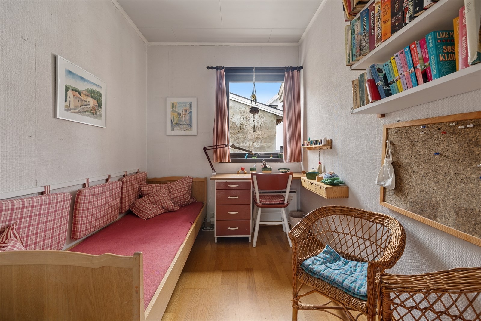 Det minste soverommet passer ypperlig som barnerom eller hjemmekontor Galleribilde