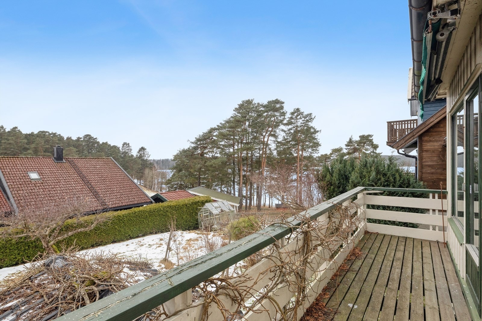 Fra balkongen er det noe utsikt mot Tunevannet i vest. Denne kan med fordel utvides, eller fremtidig vinterhage? Galleribilde