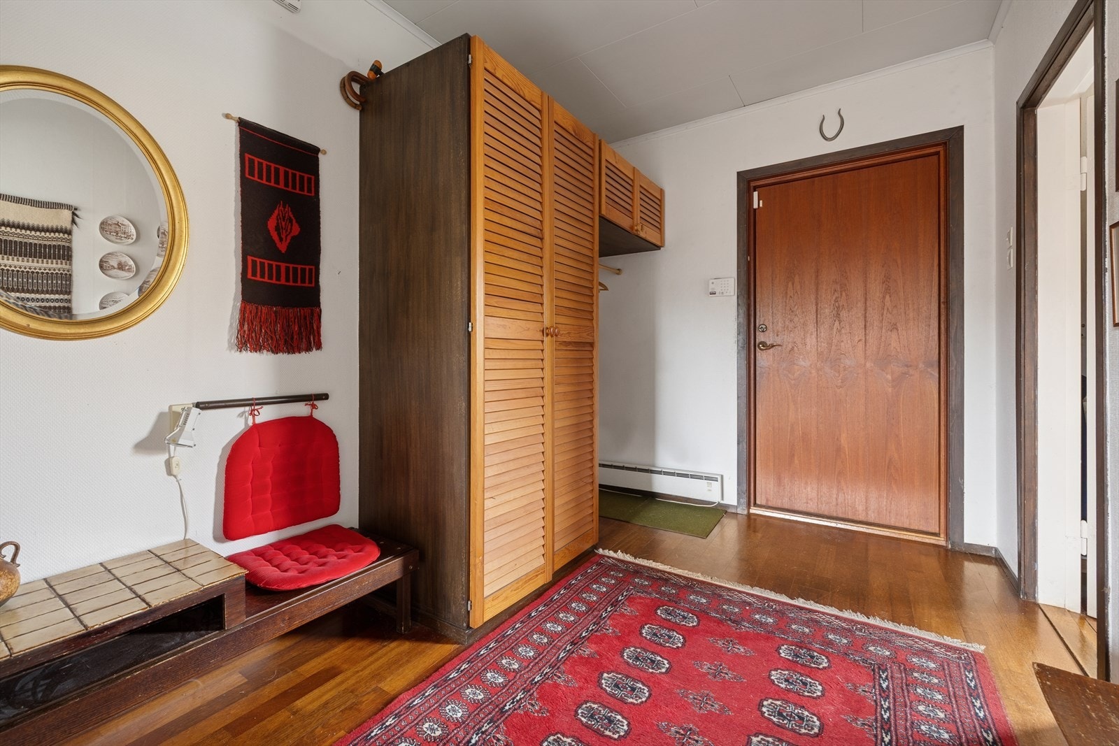 Velkommen inn i varmen. Romslig entre med god plass til å henge fra seg yttertøyet Galleribilde