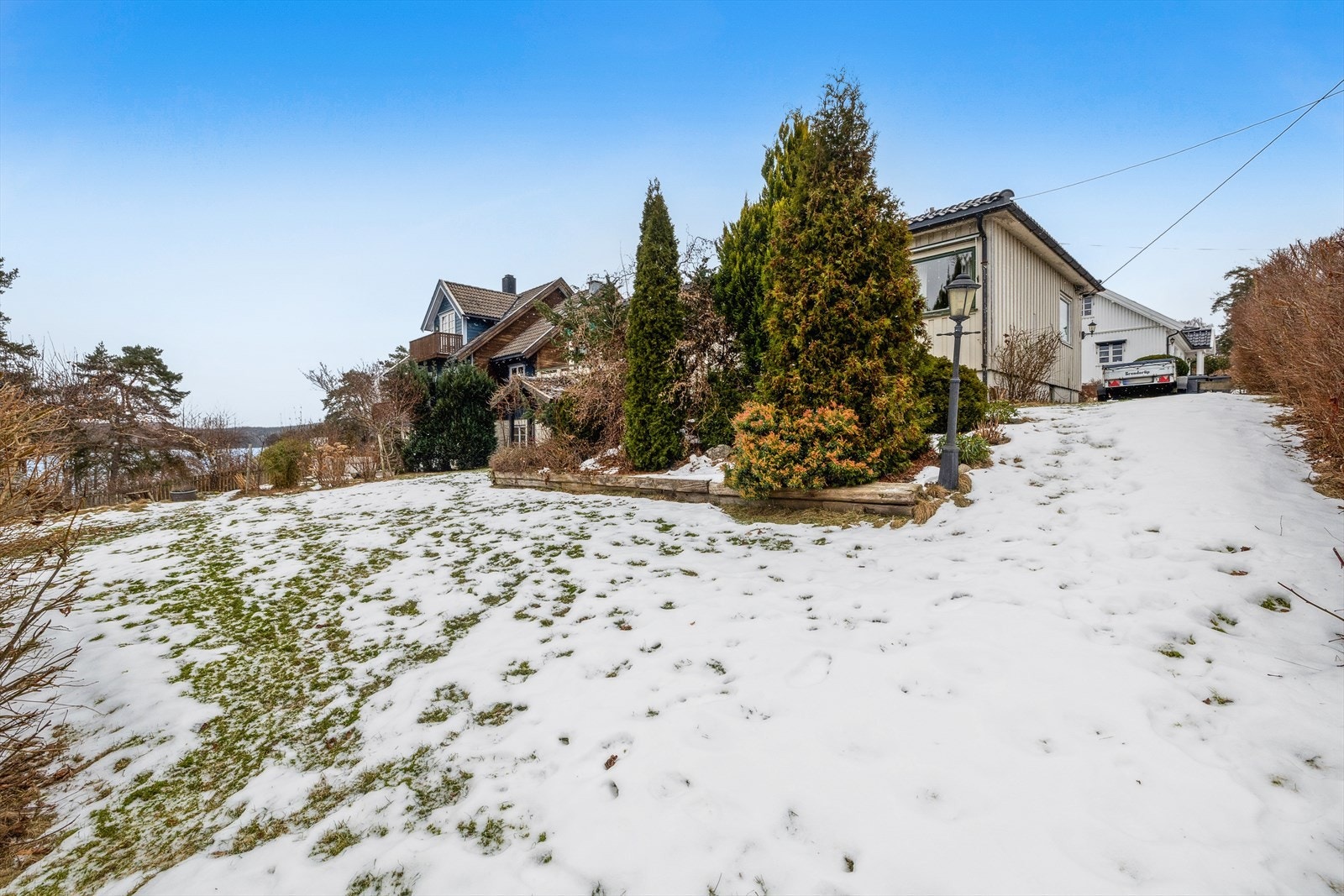 Pent opparbeidet med gressplen og diverse prydbusker Galleribilde