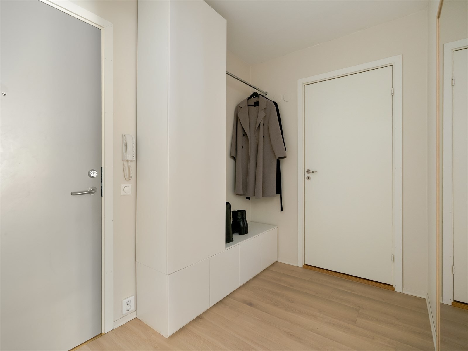 Leiligheten har en romslig og lys entré med godt med lagringsplass. Galleribilde