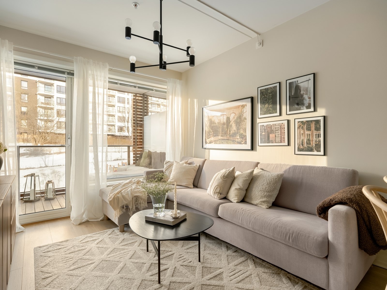 I stuen er det god plass til en stor sofakrok. Galleribilde