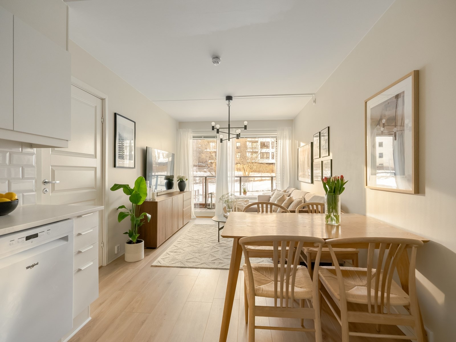 Leiligheten har en romslig og åpen stue/kjøkken løsning. Galleribilde