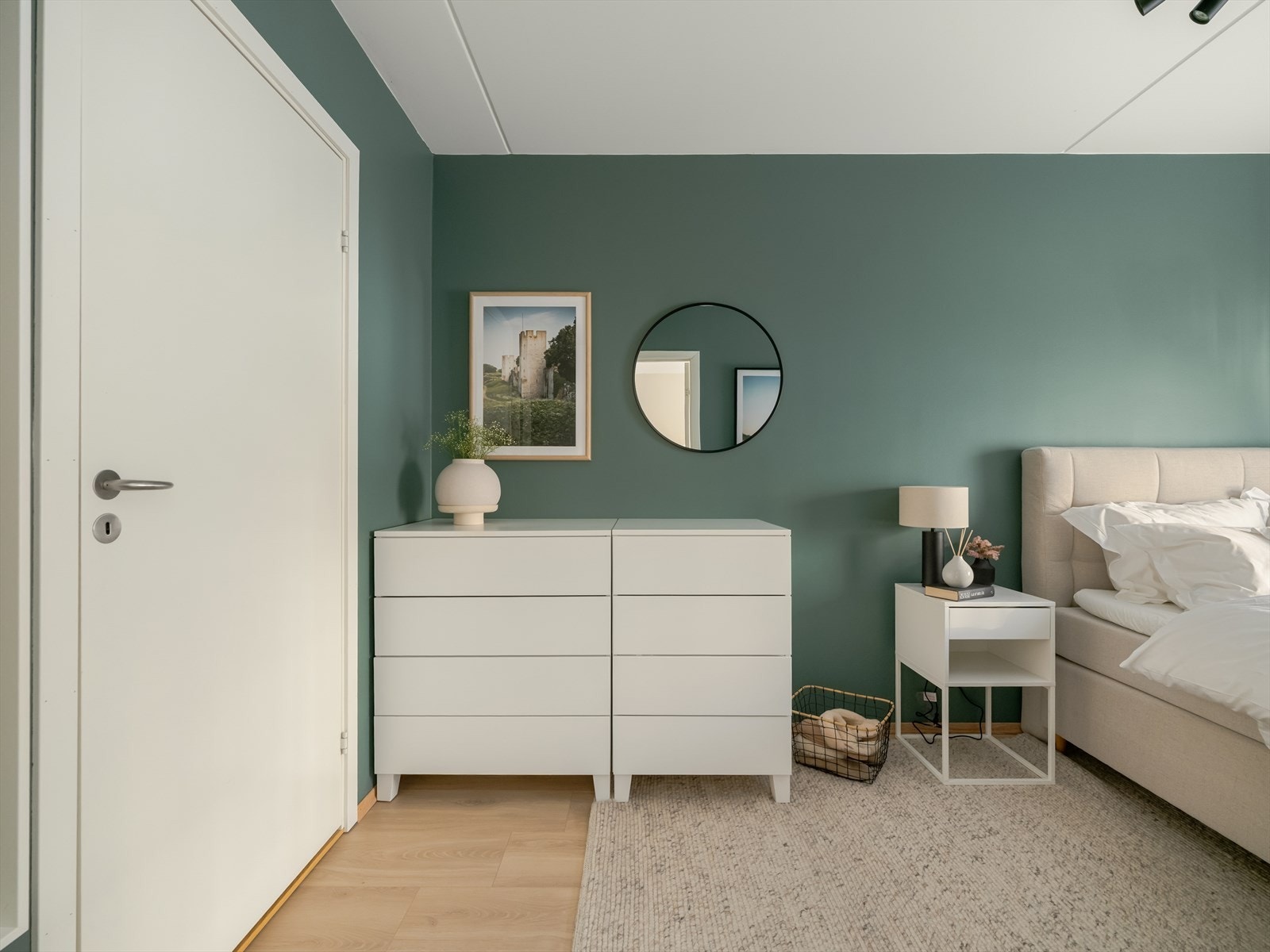 Det er god plass til kommode eller skrivebord om det er ønskelig. Galleribilde