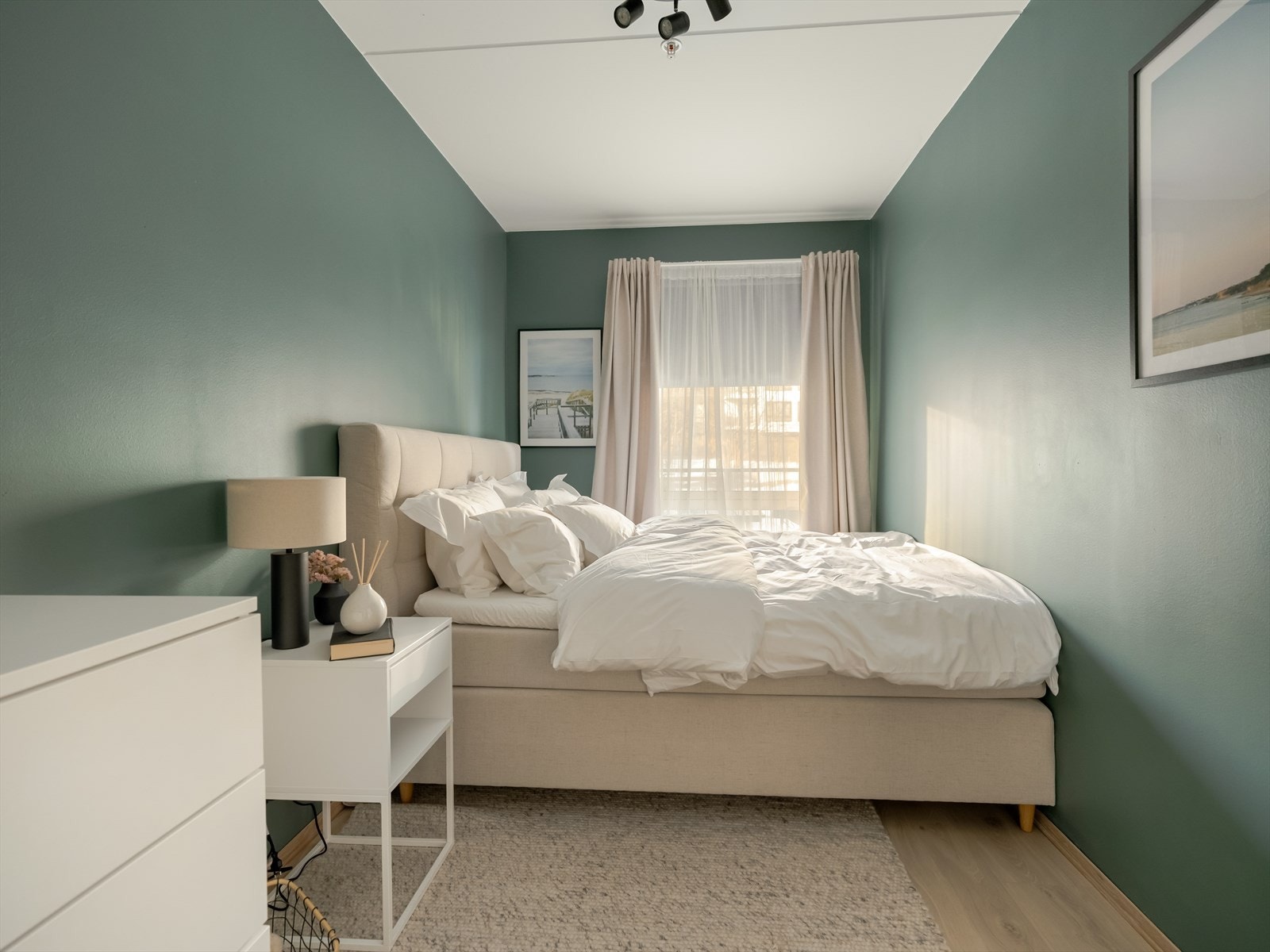 Soverommet er malt i en lun og behagelig farge. Vender ut mot rolig område. Galleribilde