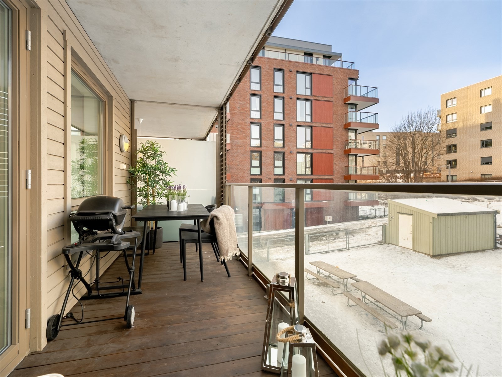 Fantastisk balkong med ettermiddagssol. Solen kommer rundt 16.30-17.00 på sommeren. Galleribilde