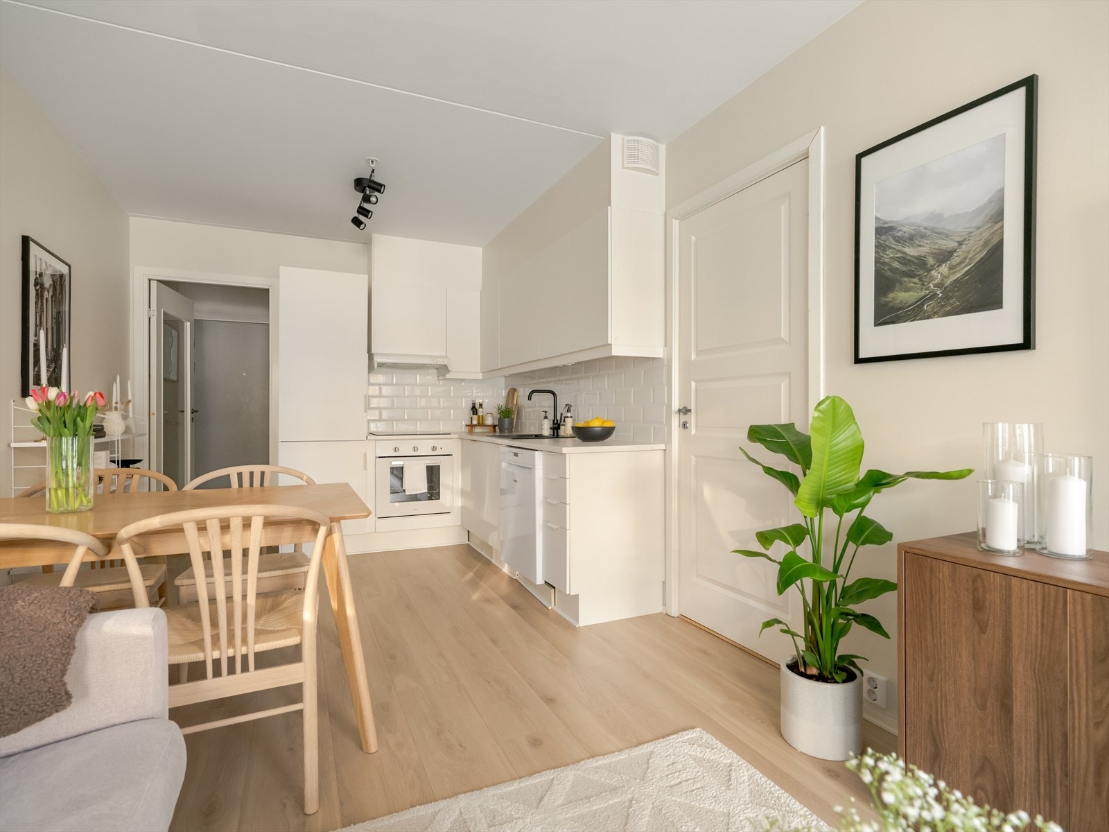 Stort og lyst kjøkken med god kombinasjon av benke- og skapplass. Galleribilde