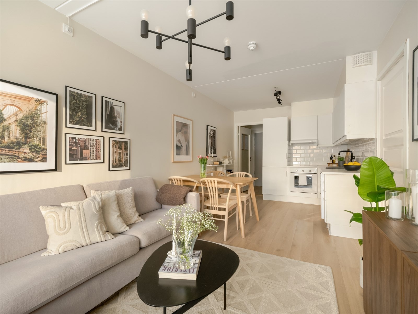 Mellom stuen og kjøkkenet er det god plass til et stort spisebord. Galleribilde