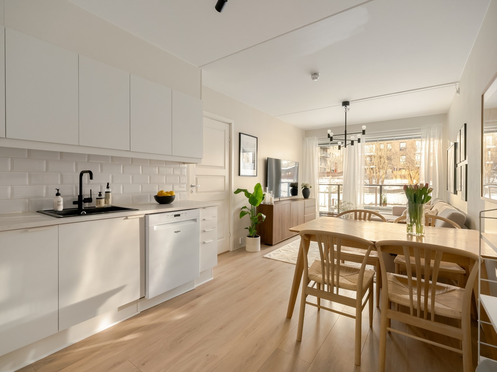 Her kan du enkelt underholde gjestene mens du ferdigstiller maten. Galleribilde