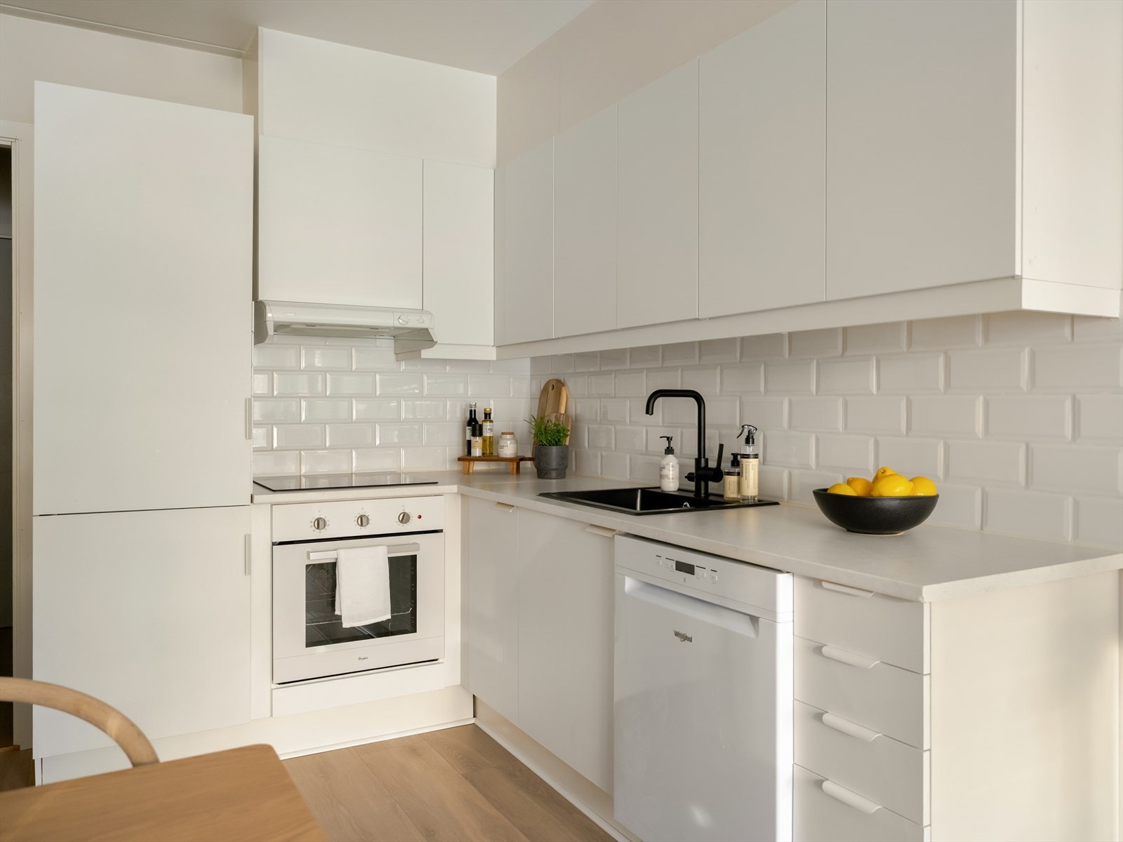 Kjøkkeninnredning fra Sigdal fremstår med glatte fronter. Laminert benkeplate med oppvaskkum og 1-greps blandebatteri. Lys under overskap, ventilator med mekanisk avtrekk. Galleribilde