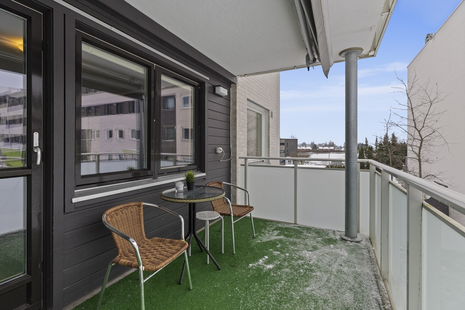 - Overbygd vestvendt balkong (8 kvm) med fritt utsyn - Galleribilde