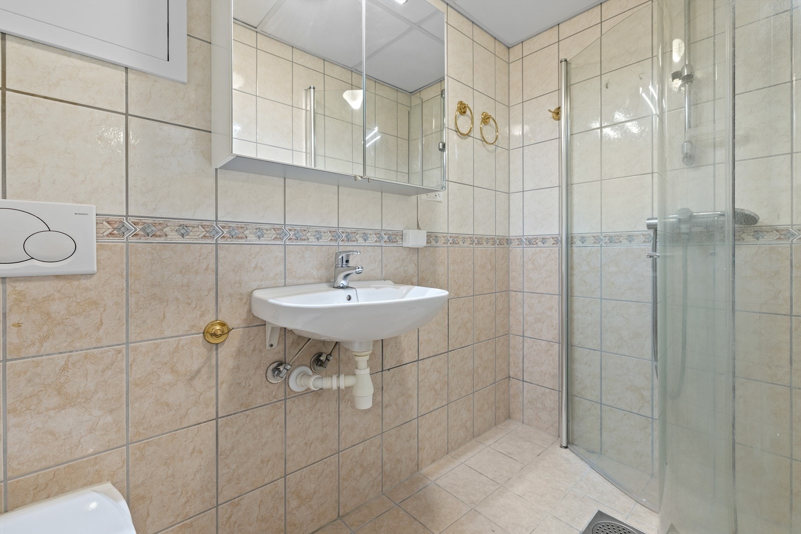 - Baderom rehabilitert i regi av borettslaget i 2004 - Galleribilde