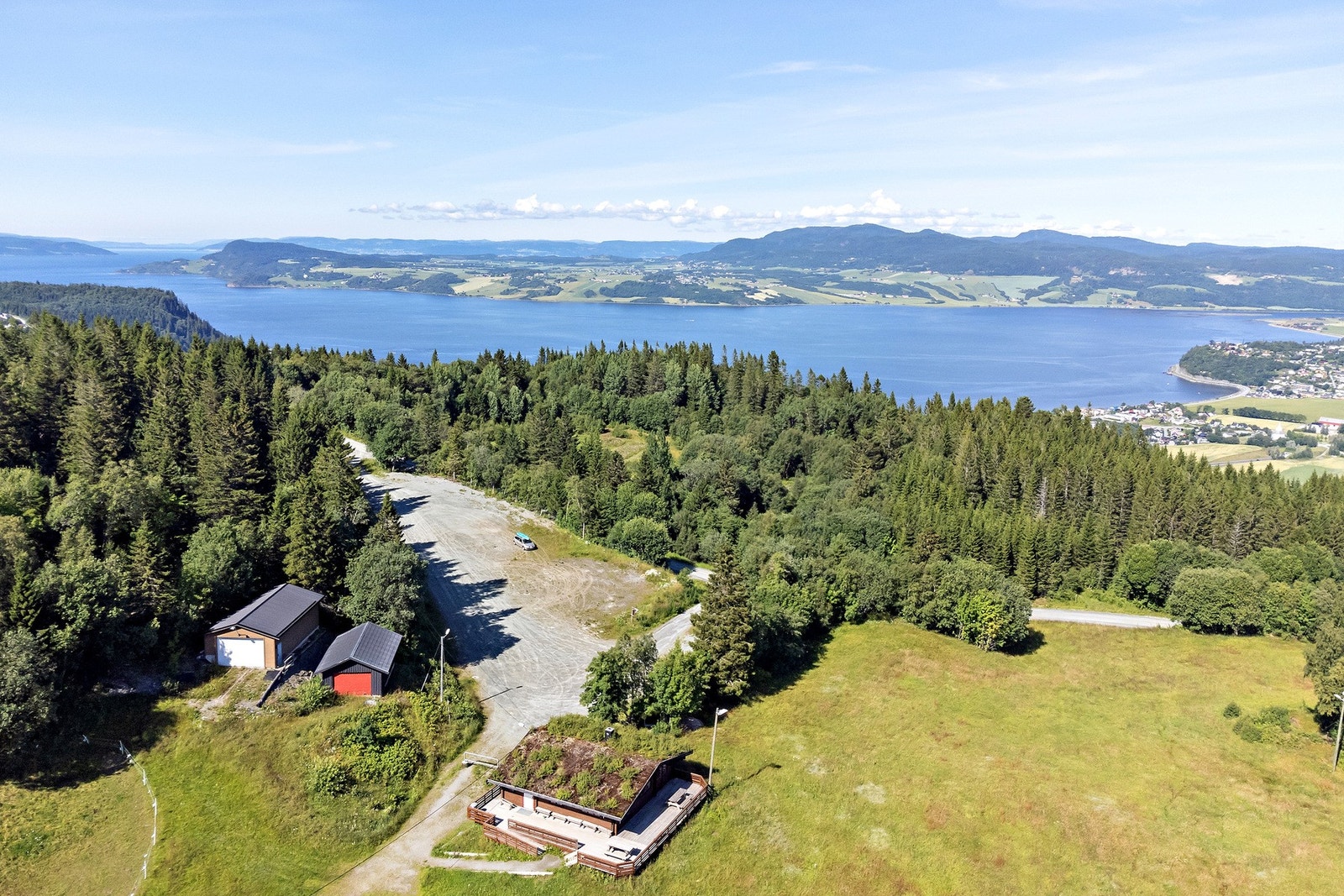 Bare noen få minutters gange fra tomten finner du Buvikåsen skihytte og utstrakte turområder Galleribilde