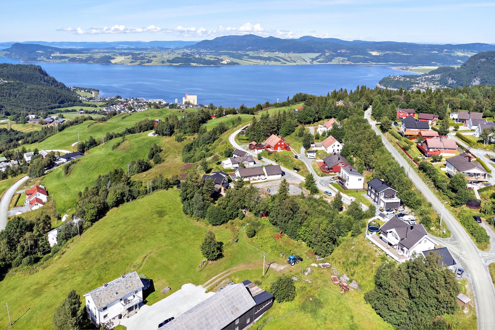 Både Hanskleiva 2 og 4 er for salg og kan kjøpes sammen med et totalt areal på 1 432 kvm Galleribilde