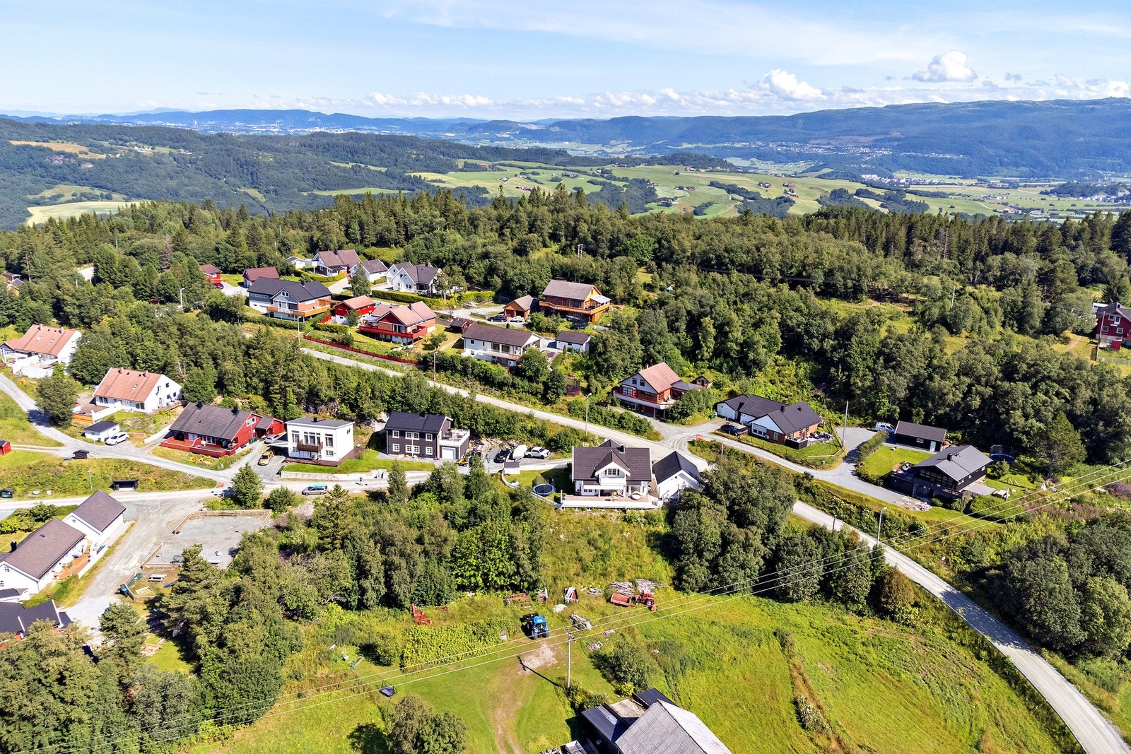Nært tomten er det en flott grusfotballbane og lekeplass for alle i gaten Galleribilde