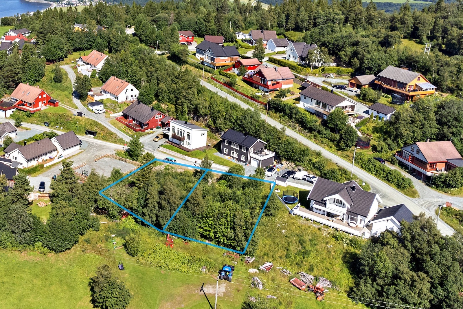 Hanskleiva 4 på 704 kvm til venstre og Hanskleiva 2 på 727 kvm til høyre. Galleribilde