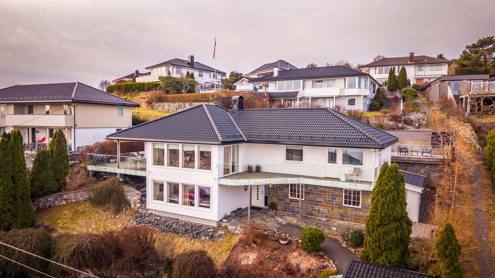 Glassrekkverk på terrasser som ikke dekker for den magiske utsikten Galleribilde