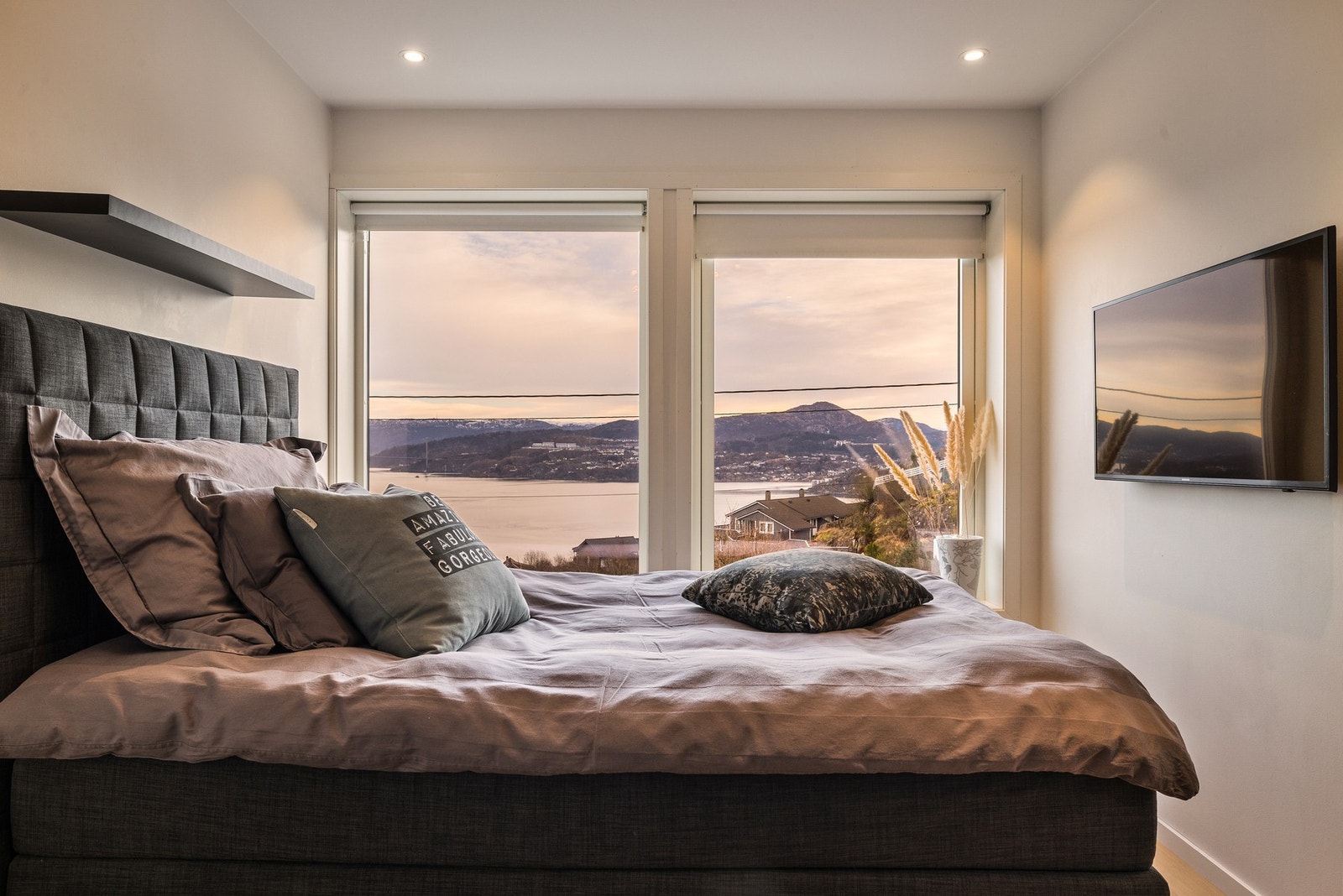 Soverom nr 5 var også nytt i 2016/2017 - begge soverom nede har varmekabler i gulv Galleribilde