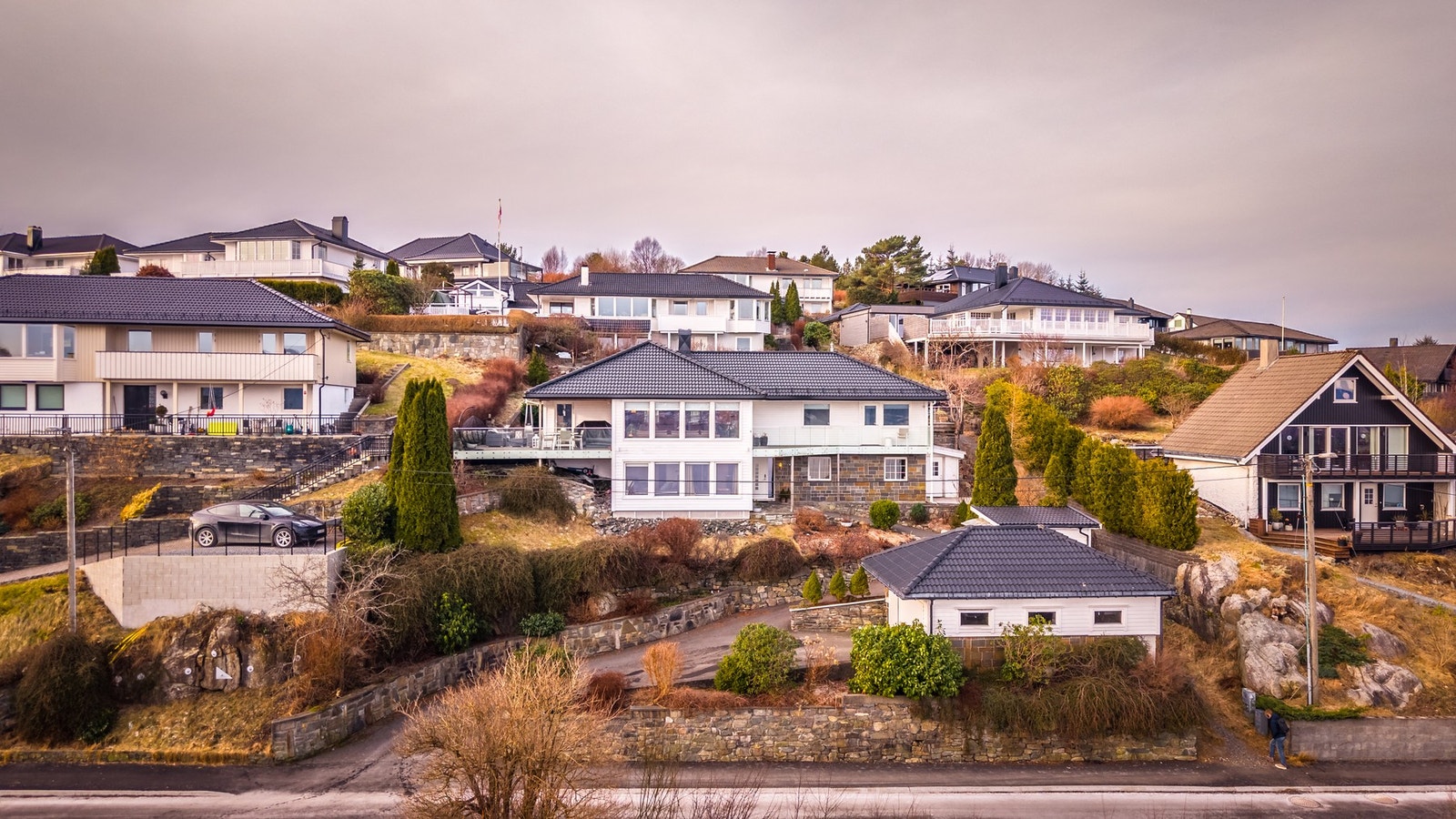 God biloppstillingsplass på tomt, samt isolert dobbelgarasje og utebod Galleribilde