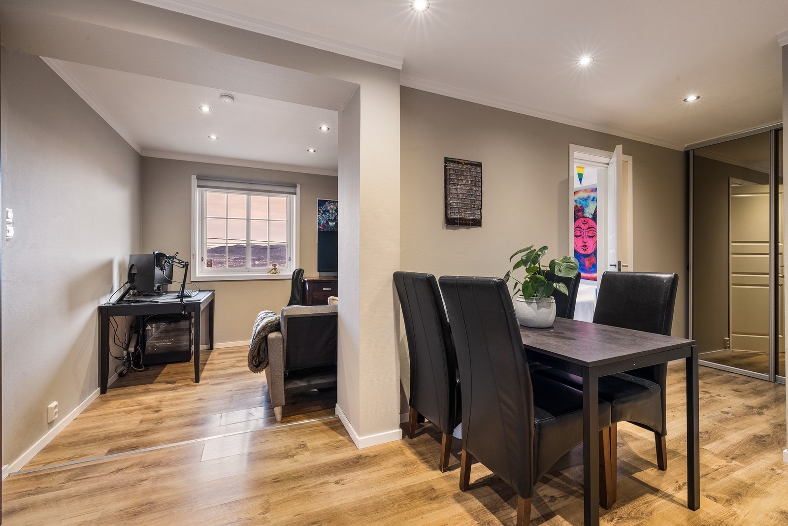 Åpen løsning inn til stuedel Galleribilde