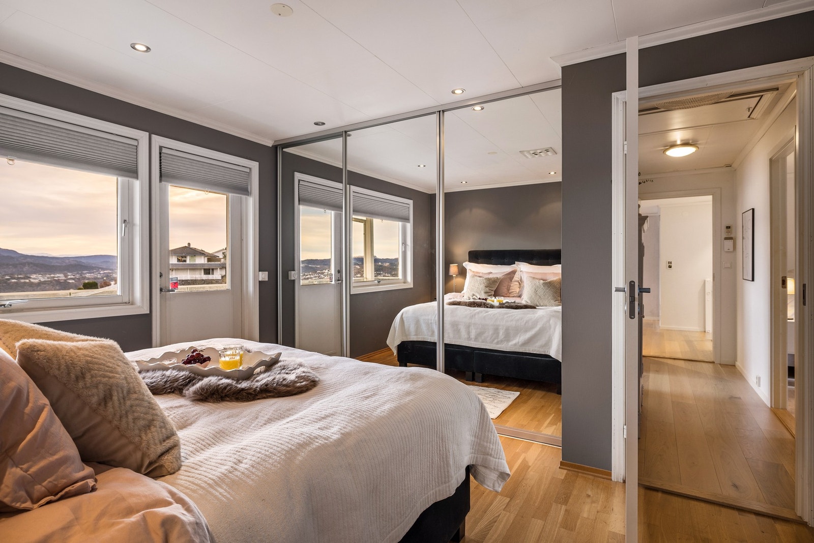 Hovedsoverom har stor skyvedørsgarderobe og utgang til terrasse i forkant av boligen Galleribilde