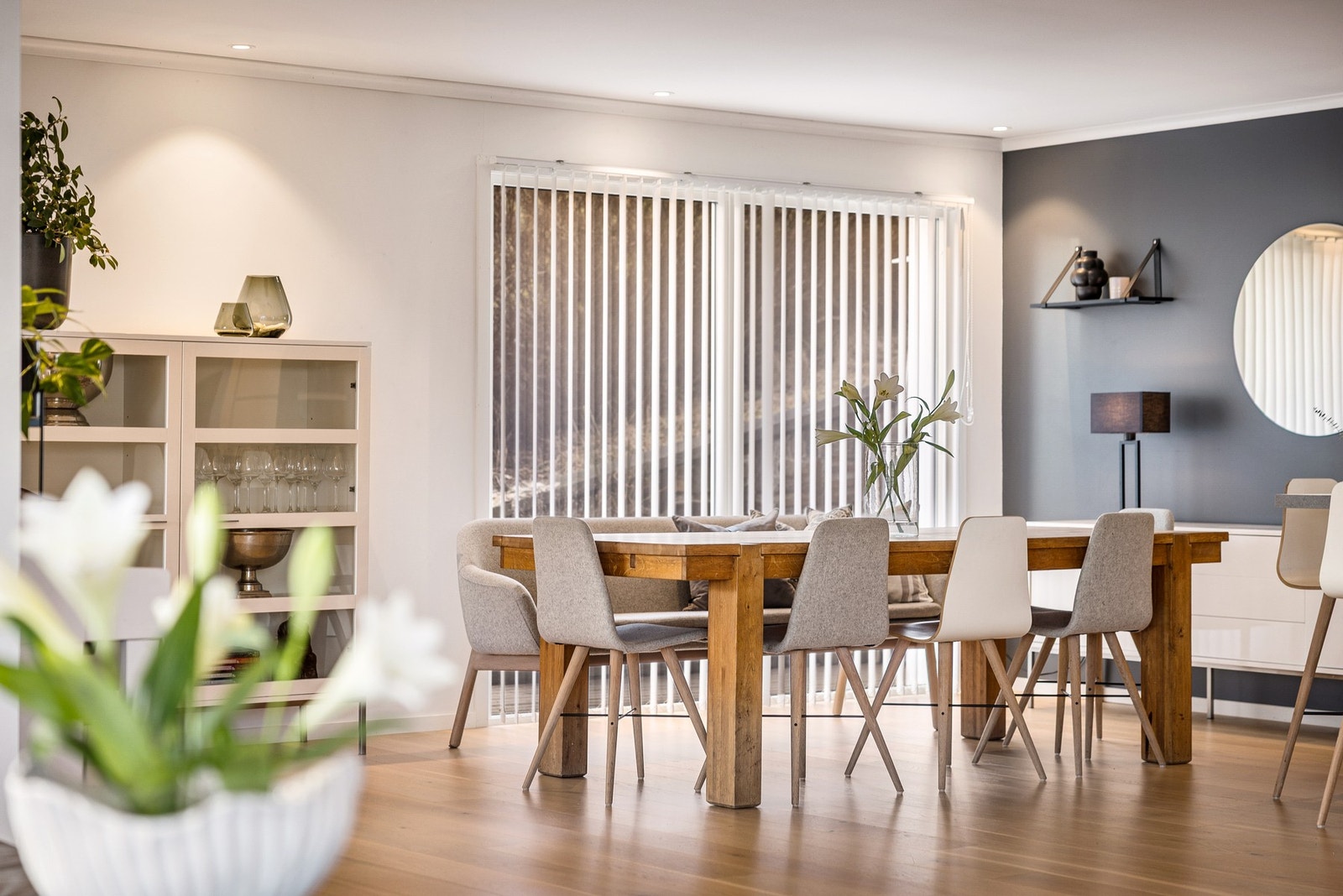 Plass til stort spisebord i denne delen av stuen Galleribilde