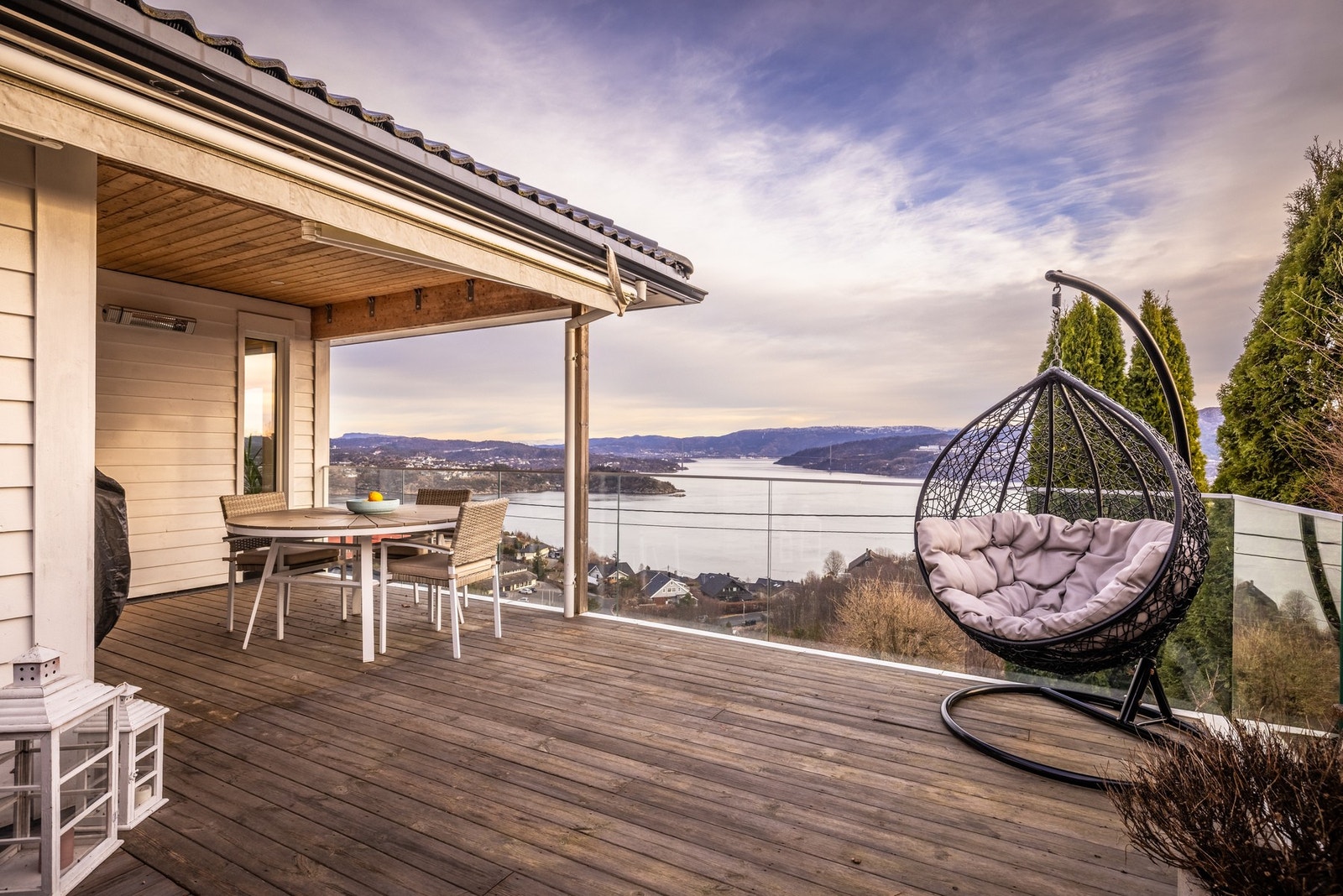 Her har man full oversikt over innseilingen - samt flere terrasser og flotte uteområder Galleribilde