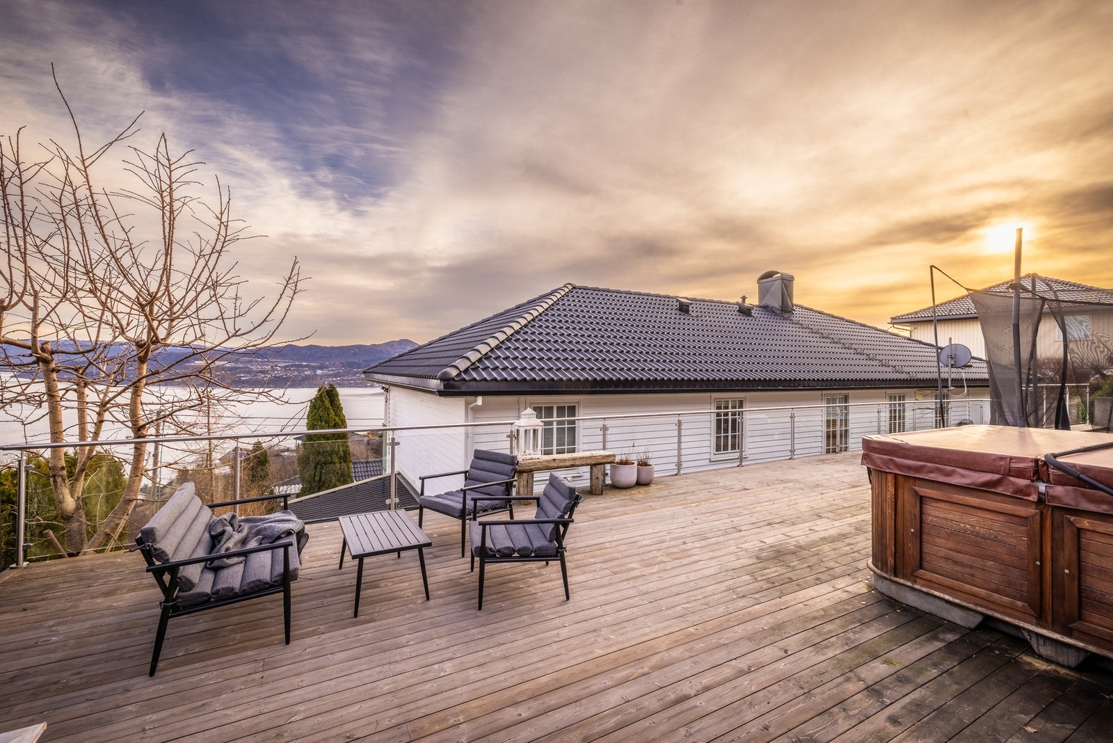 På baksiden er det stor og solrik platting med ettermiddags- og kveldssol sommersdagen Galleribilde