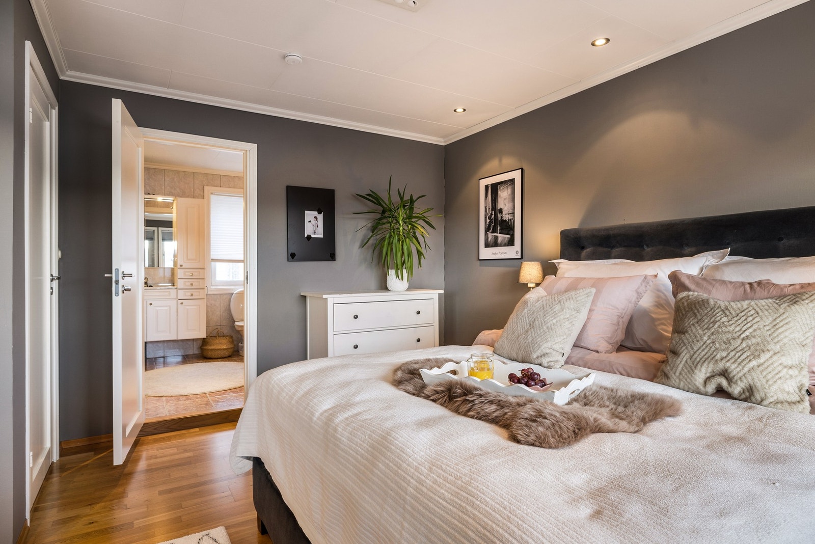 Hovedsoverom har også direkte adkomst til bad Galleribilde