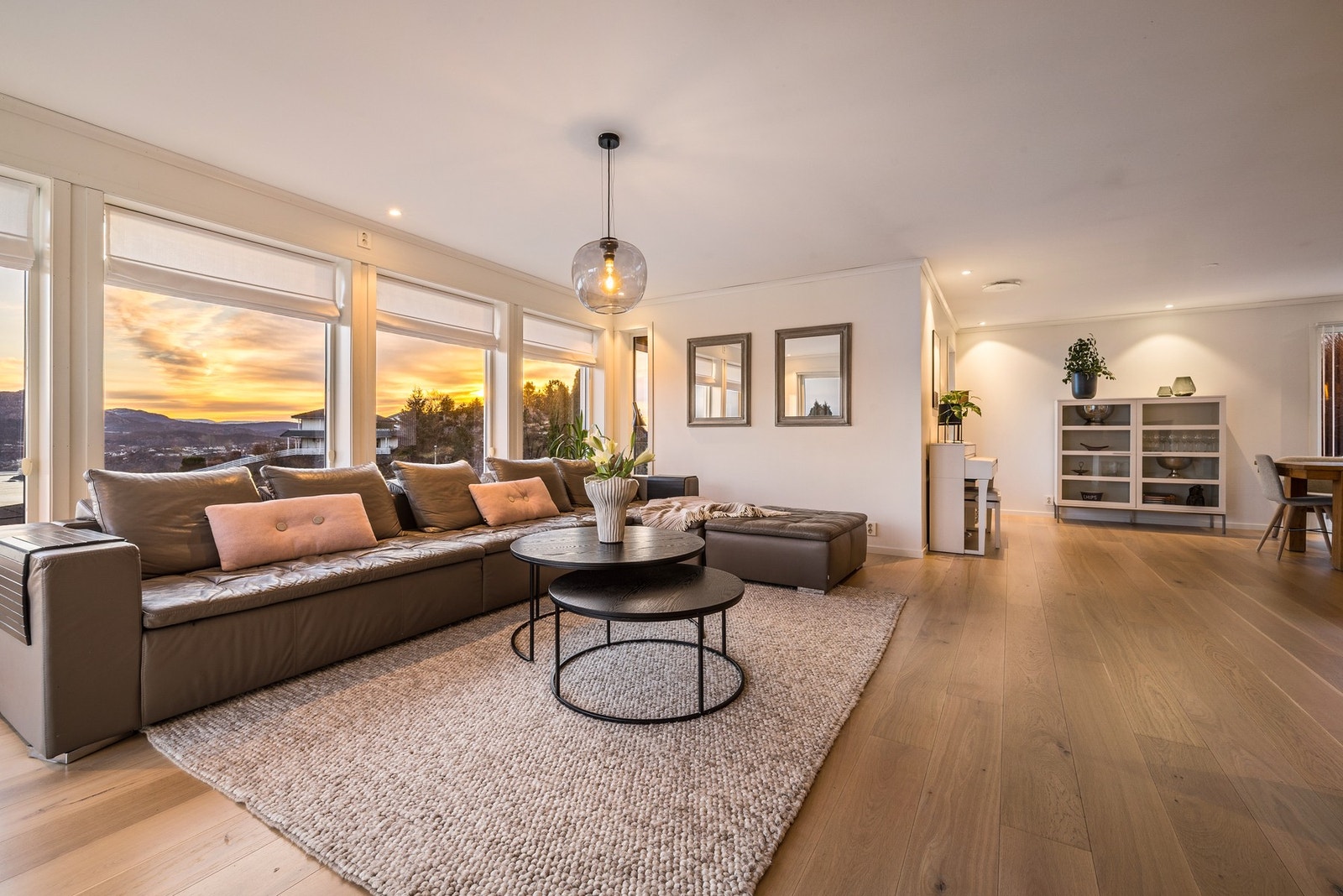 Stuen er av svært god størrelse med flere innredningsmuligheter og har åpen løsning mot kjøkken Galleribilde