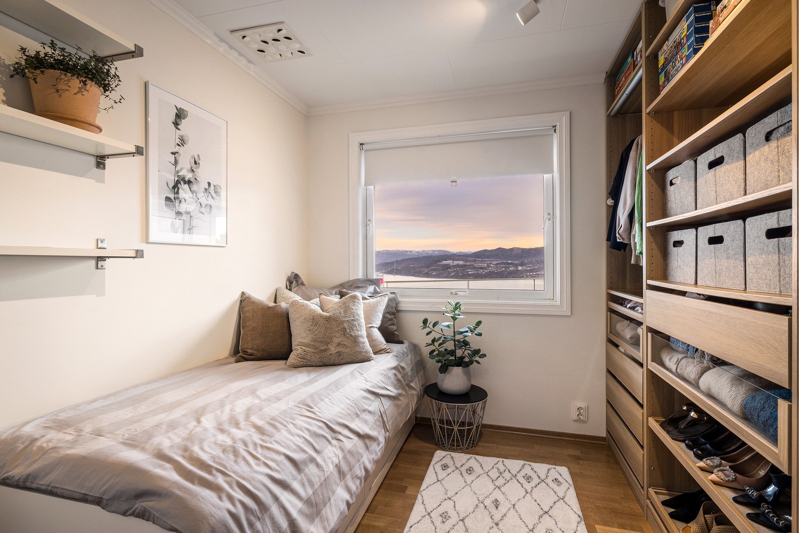 Soverom nr 2 i 2.etasje har også magisk utsikt - parkett på gulv Galleribilde