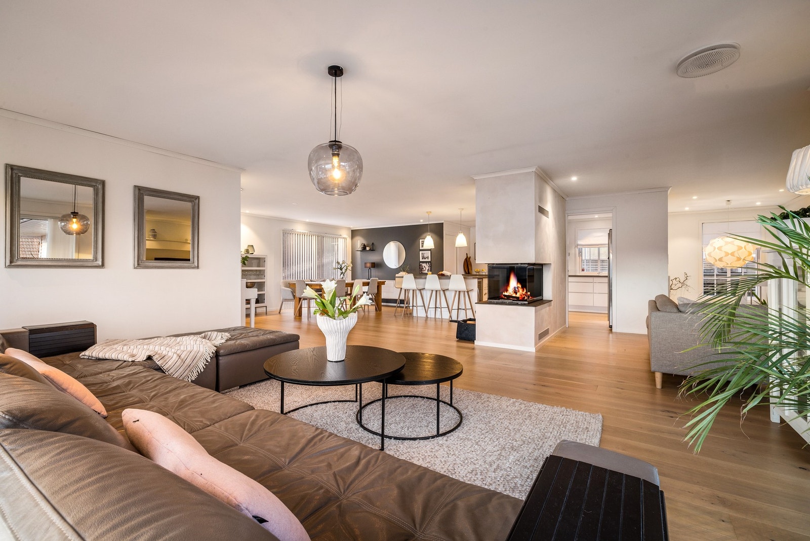 Lekker peisovn er sentrert som et sentrum i den åpne stue/kjøkkenløsningen Galleribilde