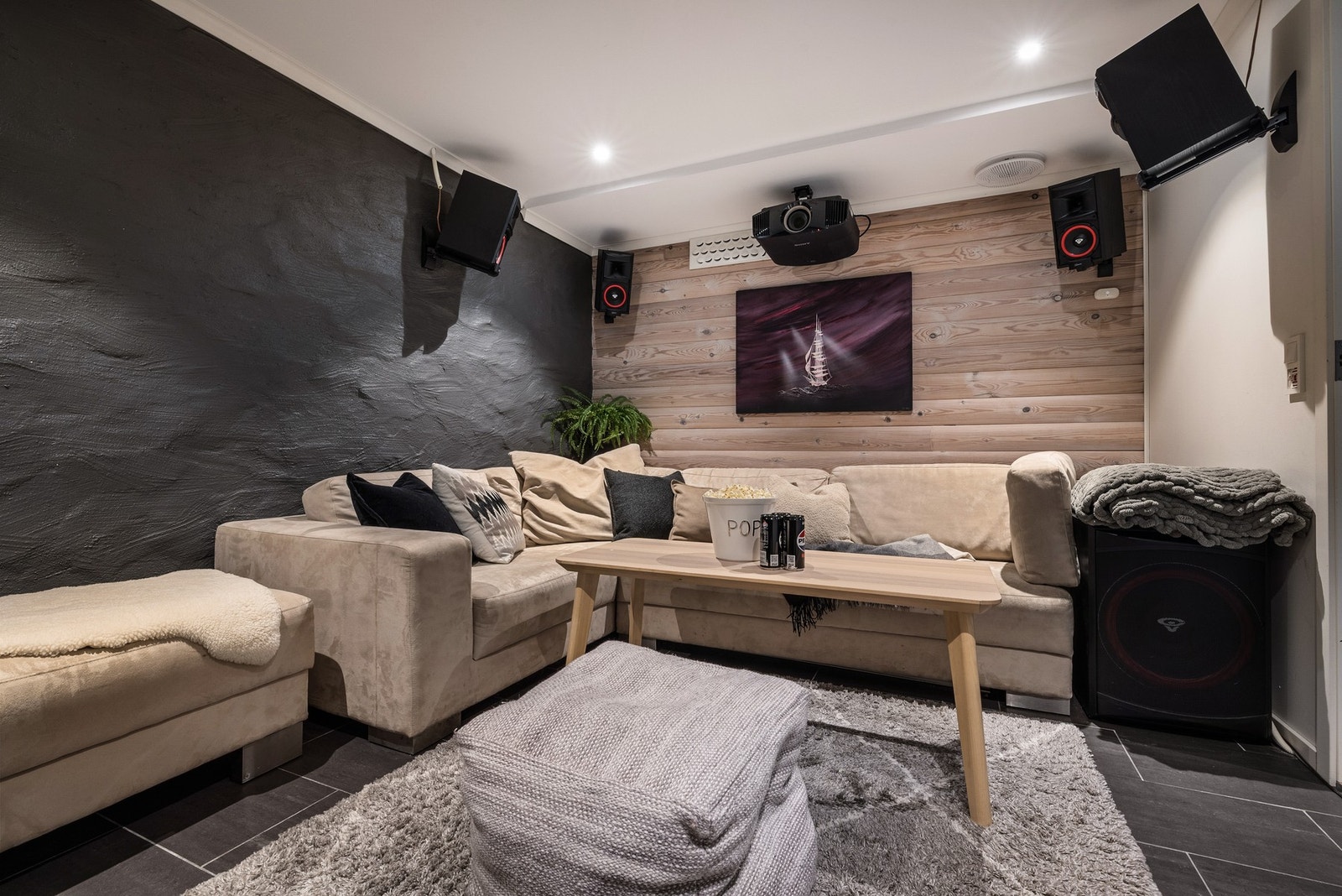 Koselig kinorom i underetasje ved siden av de 2 soverommene Galleribilde