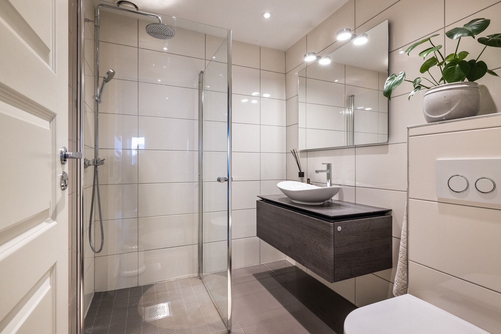 Bad nr 2 er i underetasje og har delikate fliser og moderne innredning Galleribilde