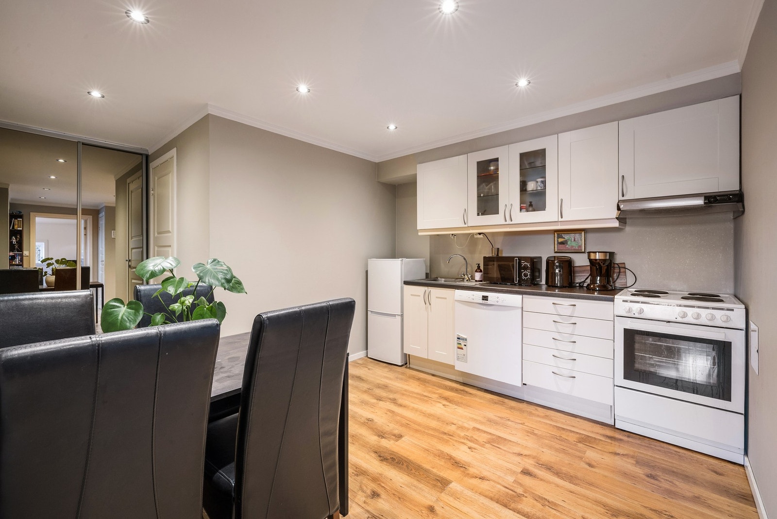 Kjøkken med god spiseplass Galleribilde