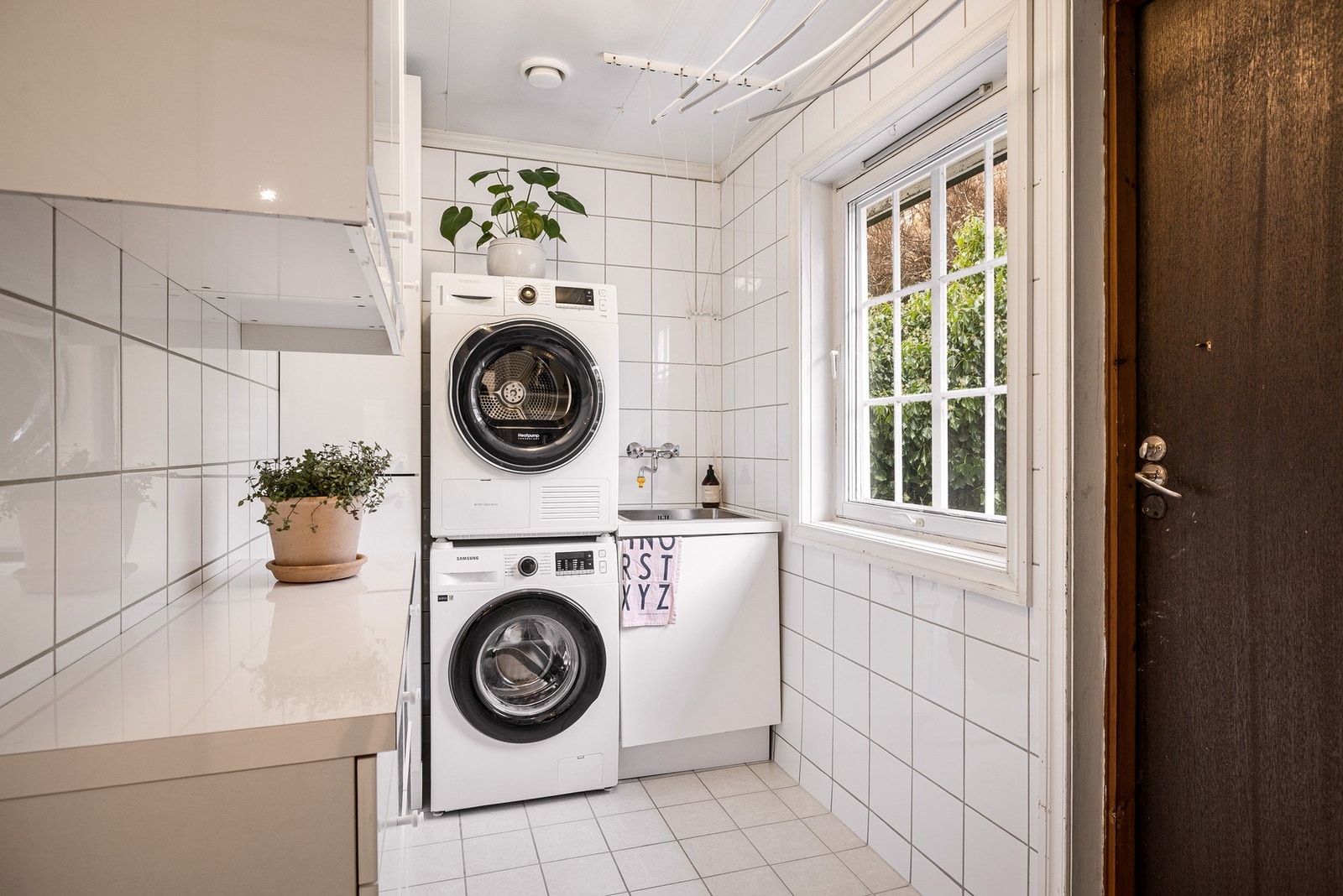 Fra vaskerom er det utgang til bakhagen Galleribilde