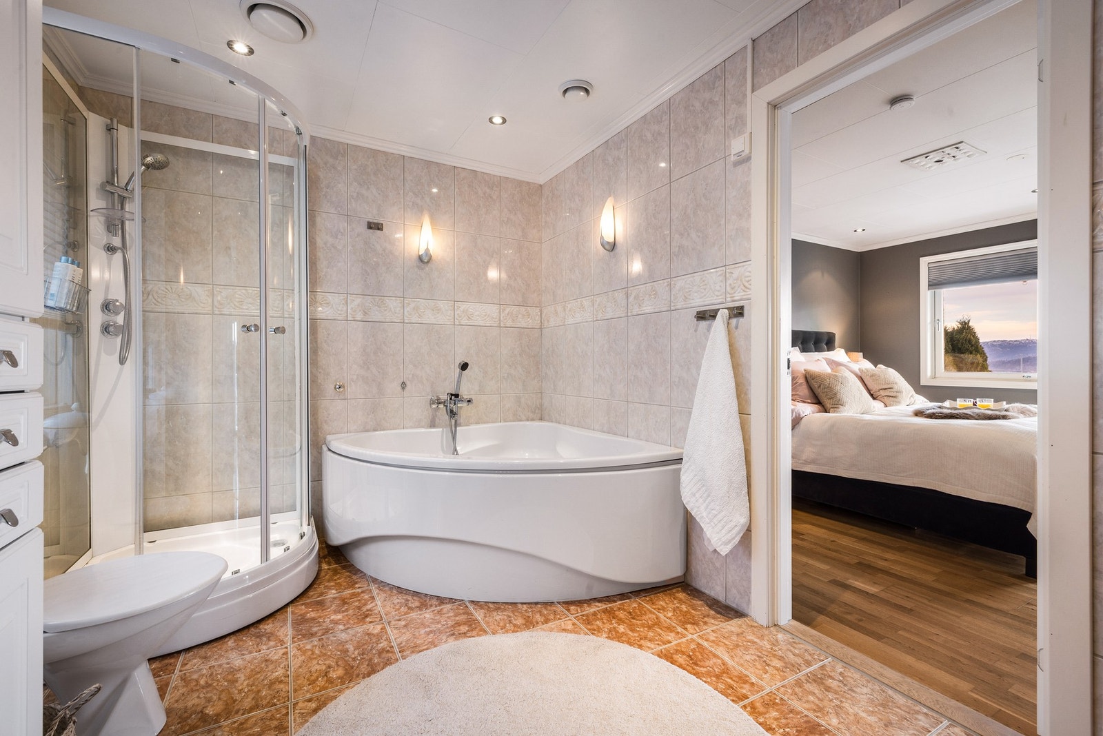 Badet er av stor størrelse med både dusj og hjørnebadekar Galleribilde