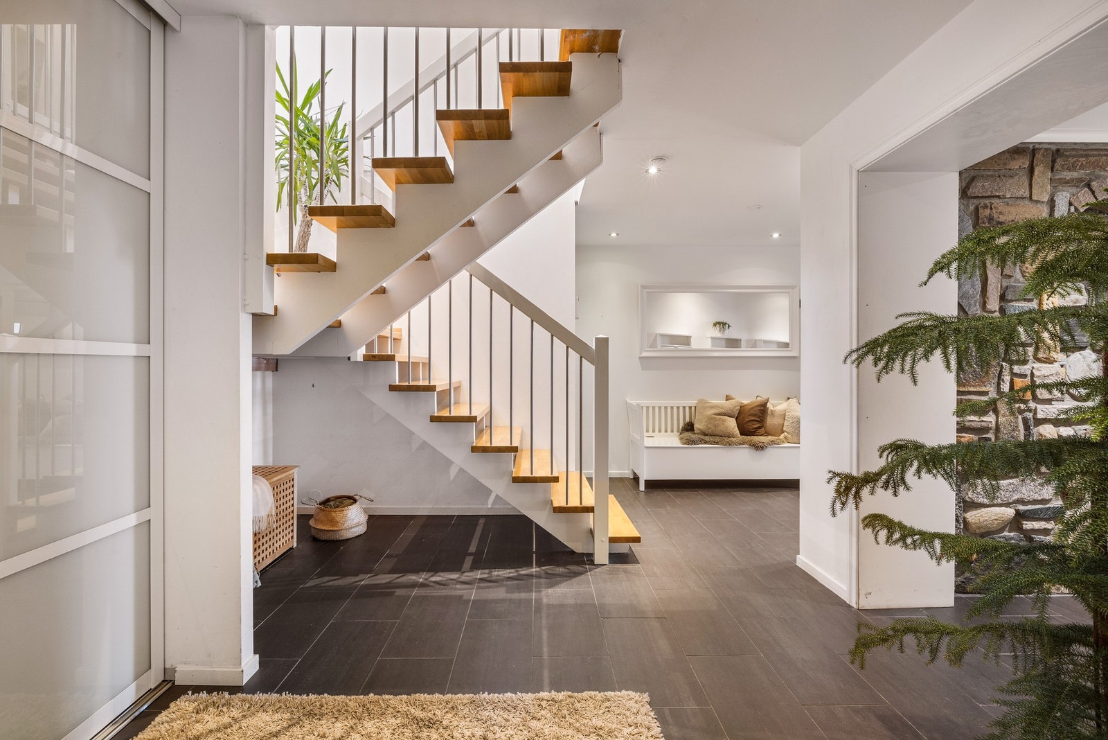 Stor og lekker hall med skyvedørsgarderobe Galleribilde