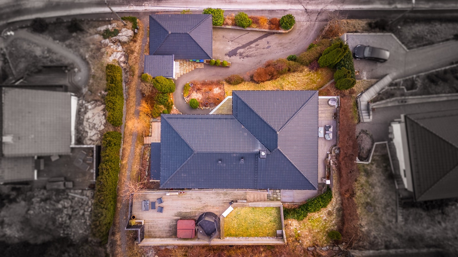 Pent opparbeidet tomt med flere soner hvor man kan flytte seg etter solen Galleribilde